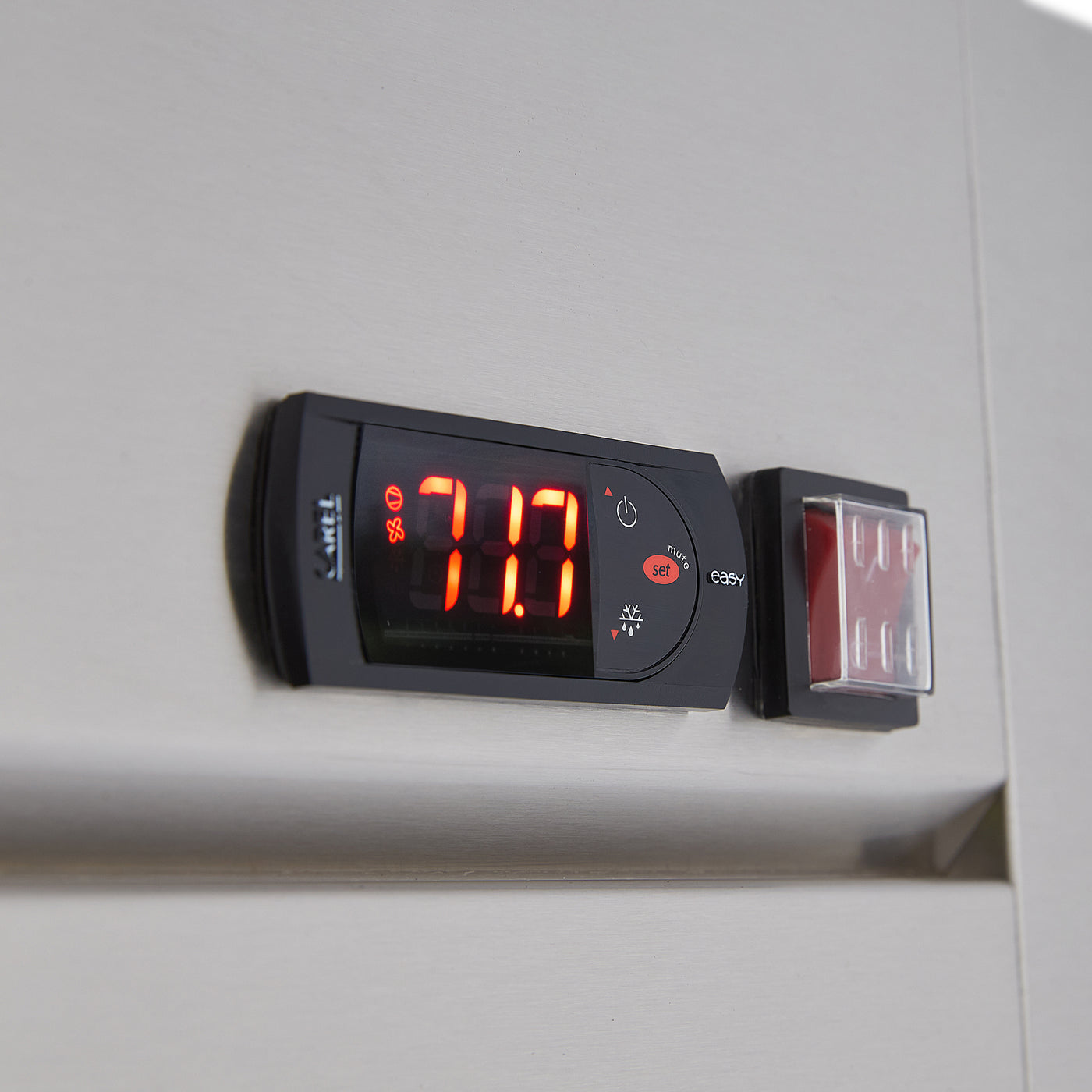 REFRIGERADOR VERTICAL PUERTA SÓLIDA REACH-IN 23 PIES | RVSA-23UI